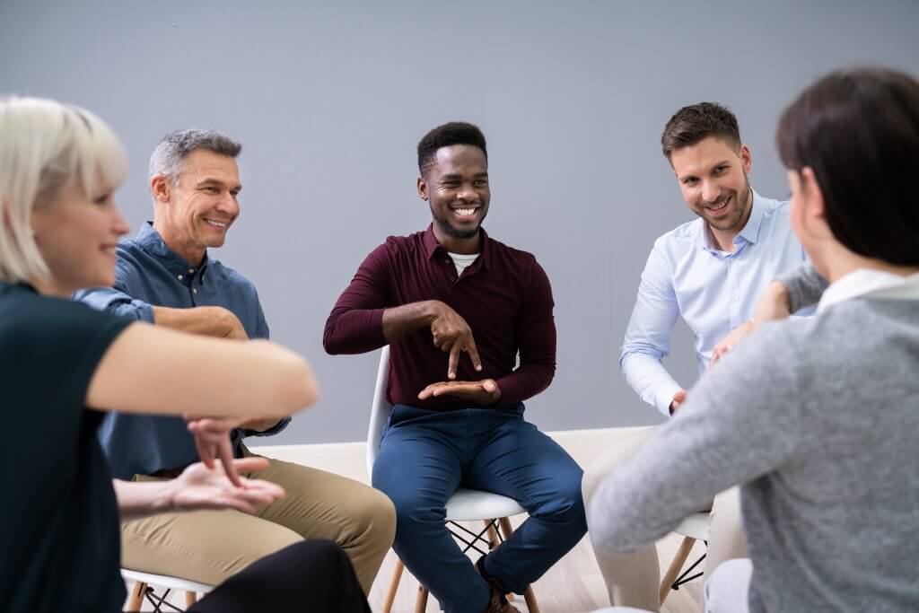 Learning sign language as part of a group