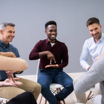 Learning sign language as part of a group